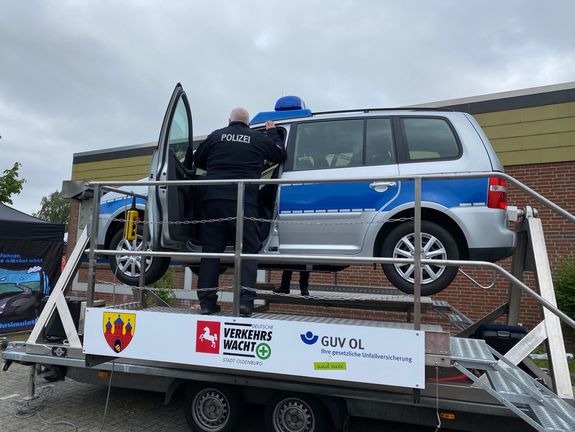Ein Polizeiauto im Überschlagssimulator 