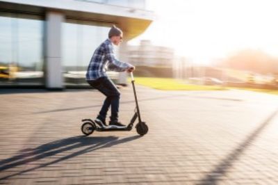 Mann auf E-Roller