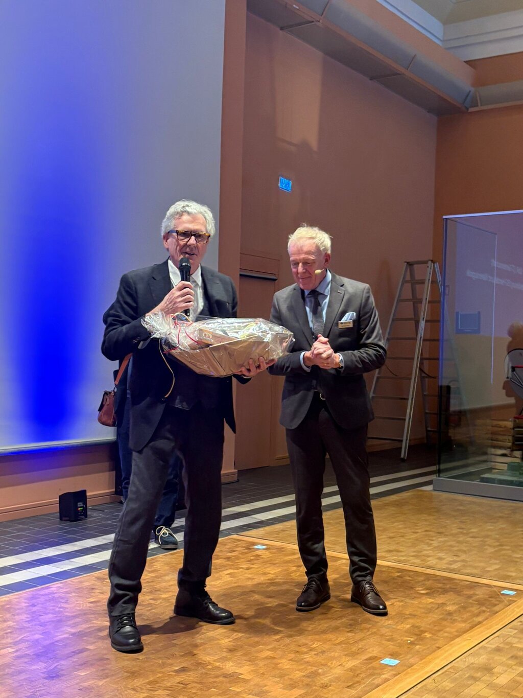 20 Jahre Geschäftsführer des GUV OL: Dr. Udo Schöpf dankt Michael May für seinen Einsatz