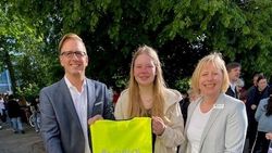 Landrat Stephan Siefken, Schülervertreterin Rieke Dirks und Angela Pauka mit einer der 350 Sicherheitswesten des GUV OL
