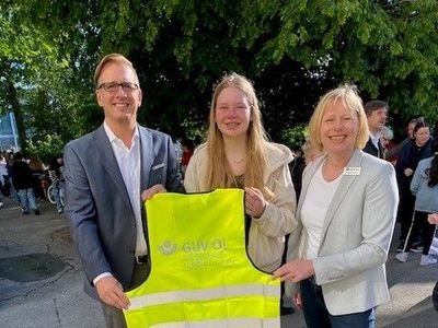 Landrat Stephan Siefken, Schülervertreterin Rieke Dirks und Angela Pauka mit einer der 350 Sicherheitswesten des GUV OL
