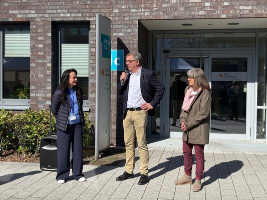 Dr. Silke Sell, OB Jürgen Krogmann und die Orga-Verantwortliche Mitarbeiterin des Gesundheitsamts bei der Eröffnung des Aktionstages 