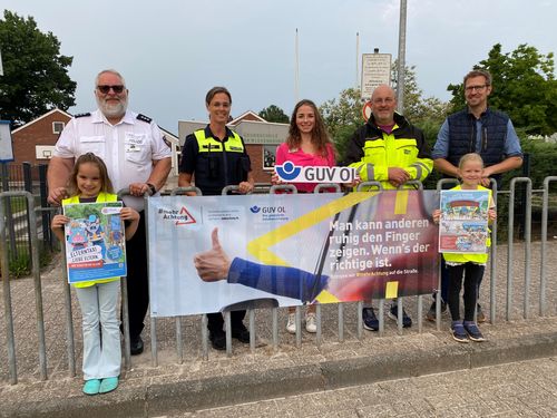 Klaus Blaser, Insa Walter, PI Oldenburg-Stadt und Ammerland, Theresa Wieting, GUV OL, Berend Meyer, Verkehrswacht, Philipp Linnemann, Rektor mit zwei Schülerinnen der Grundschule Wiesengrund