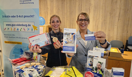Theresa Wieting, Präventionsberaterin, und Johanna Verse, Öffentlichkeitsarbeit des GUV Oldenburg freuten sich über das rege Interesse der Beschäftigten