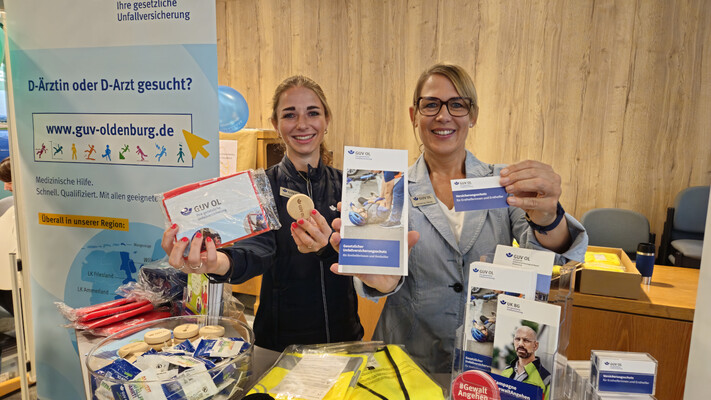 Theresa Wieting, Präventionsberaterin, und Johanna Verse, Öffentlichkeitsarbeit des GUV Oldenburg freuten sich über das rege Interesse der Beschäftigten