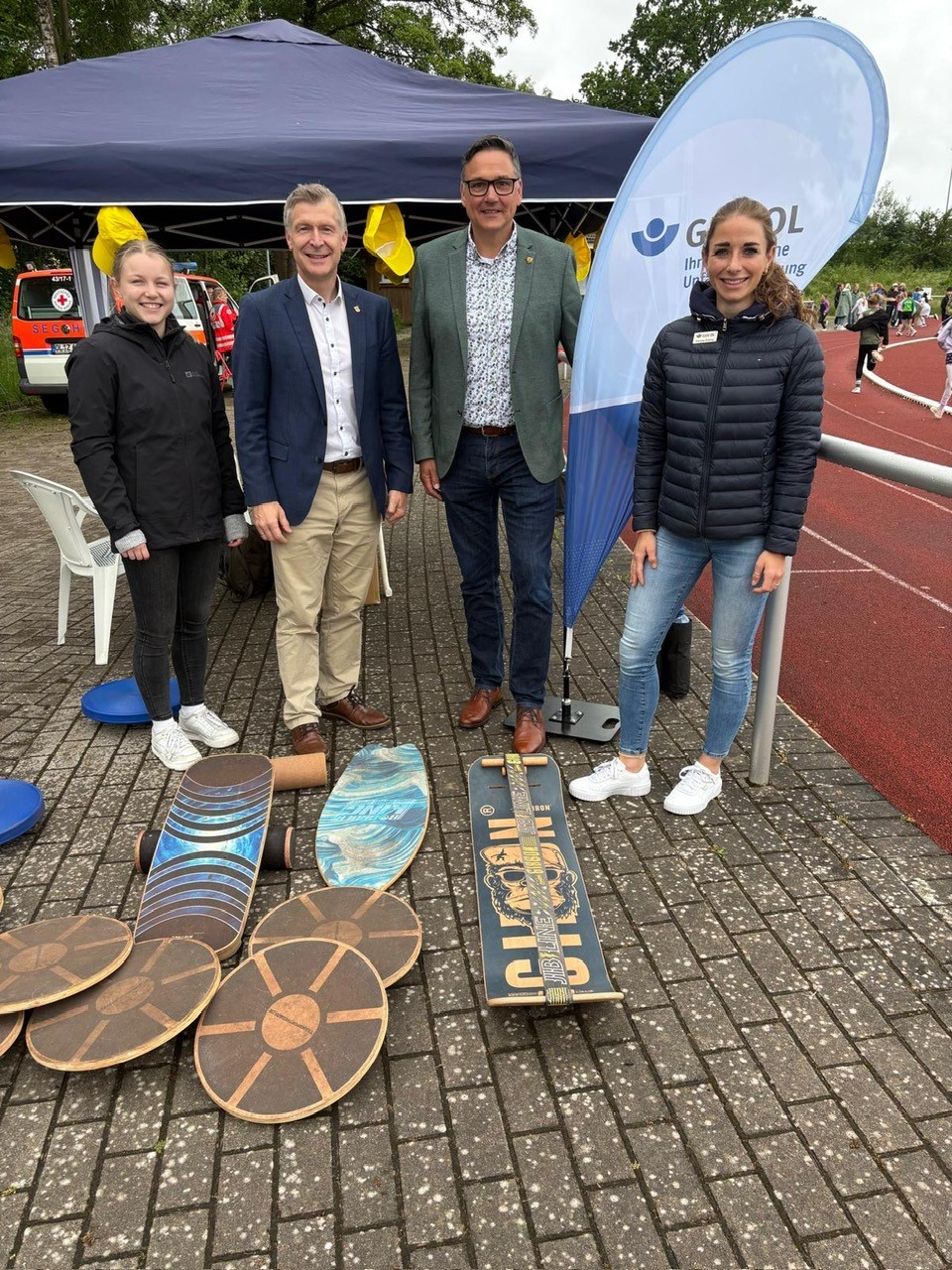 Foto zeigt Standbeteiligung mit Landrat Dr. Pundt, Bürgermeister Skatulla und T. Wieting und L. Meyer vom GUV OL