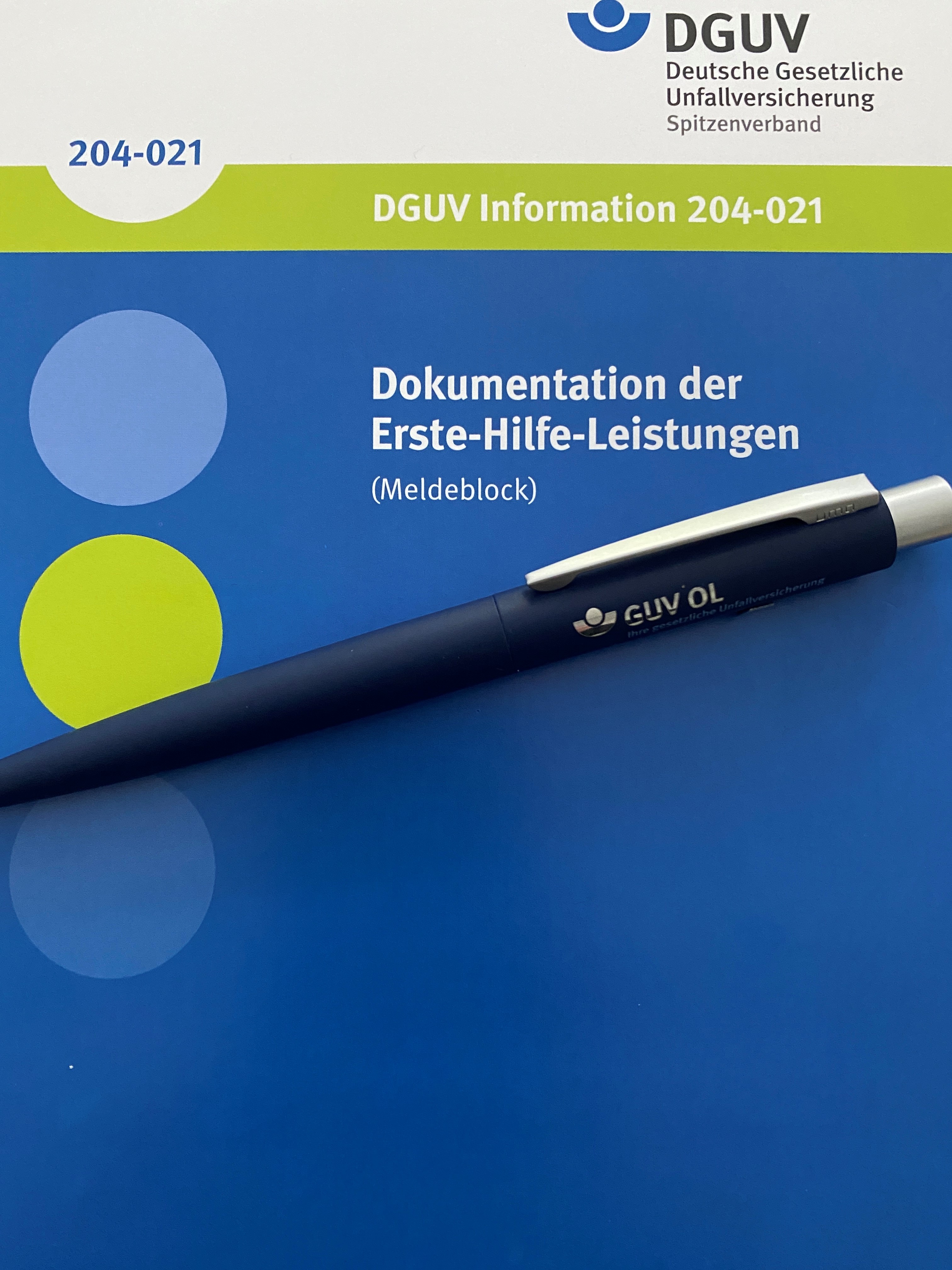 Cover des Meldeblocks mit Kugelschreiber des GUV OL