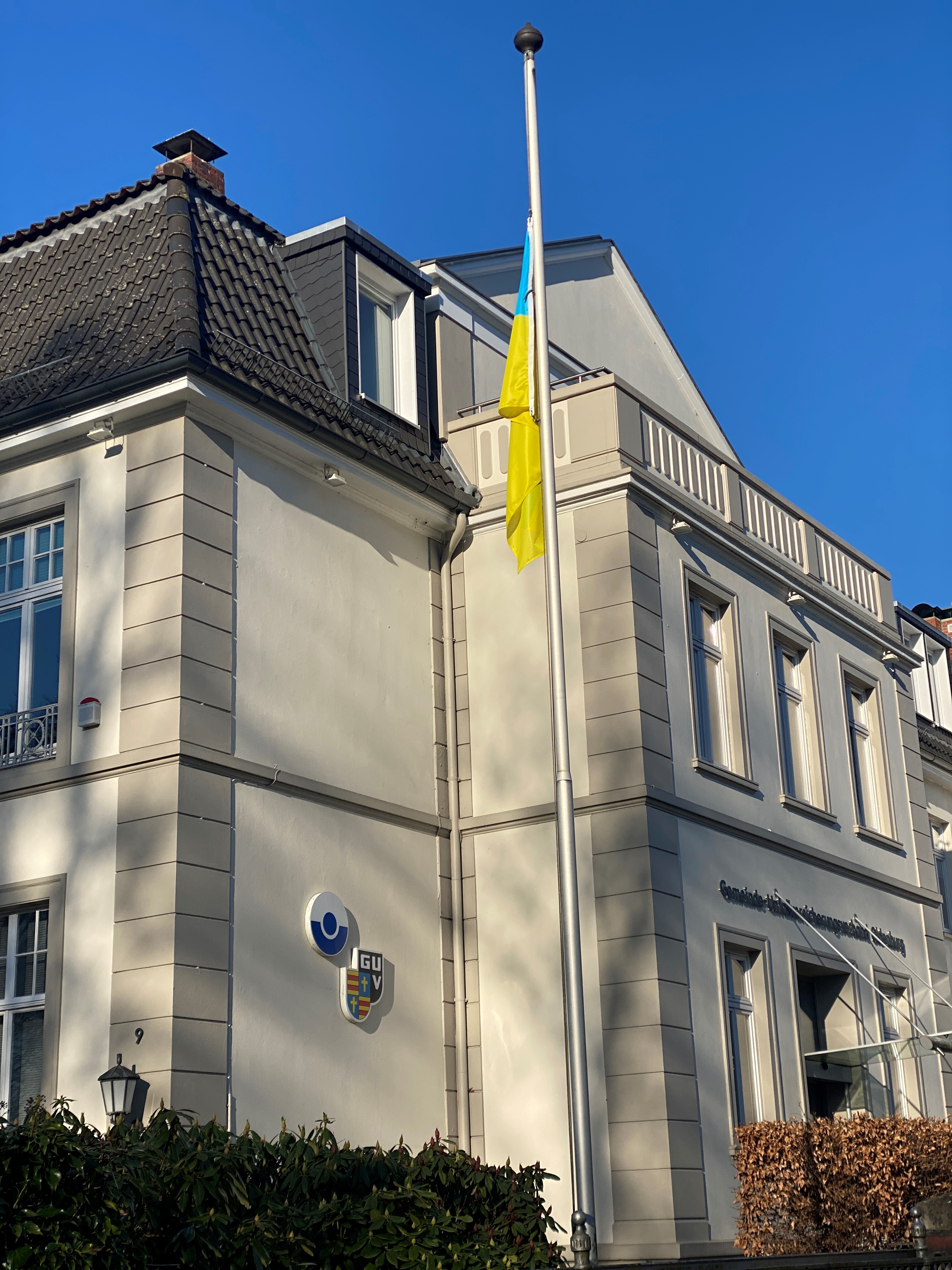GUV OL Dienstgebäude mit ukrainischer Flagge vor der Tür
